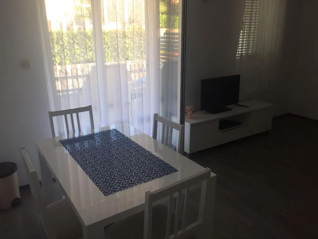 Apartmani Ana Malinska 0*,